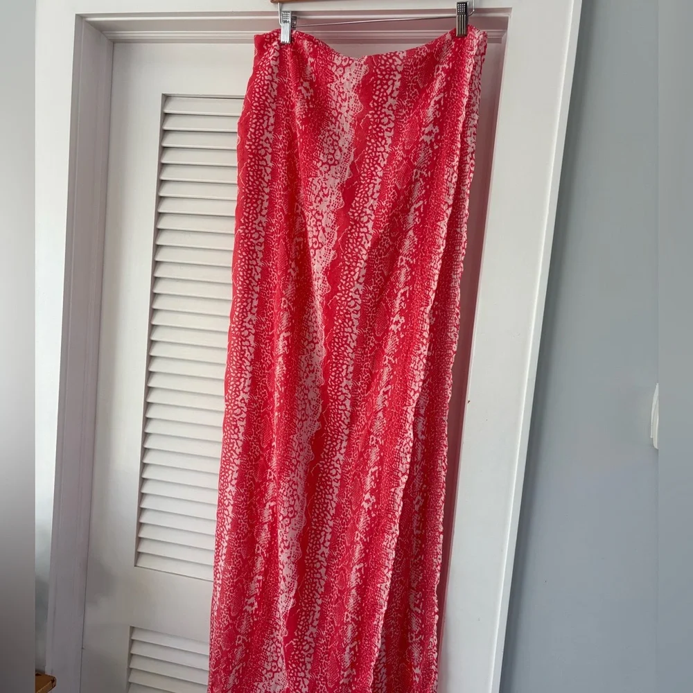 Liz Lange Large Oblong Wrap/Scarf Red & White Snakeskin Print